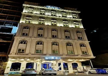 نمای روشن هتل الاسطوره در شب