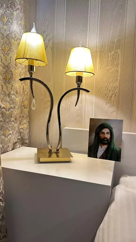 چراغ‌های رومیزی کنار تخت در هتل جار الامیر