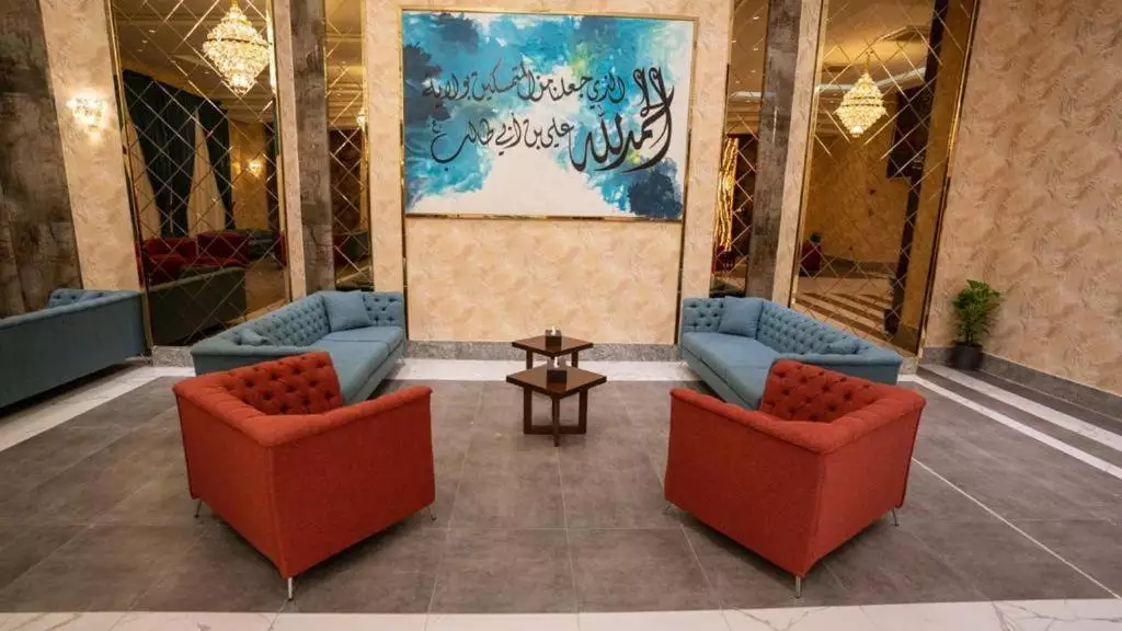 فضای نشیمن جار الامیر با مبل‌های آبی و قرمز