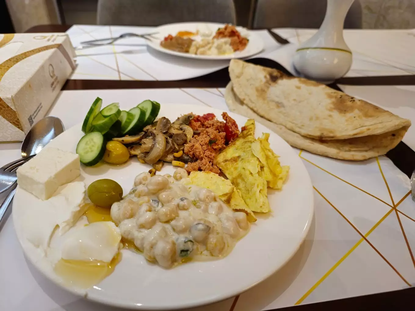 بشقاب صبحانه با نان و مخلفات در هتل جار الامیر