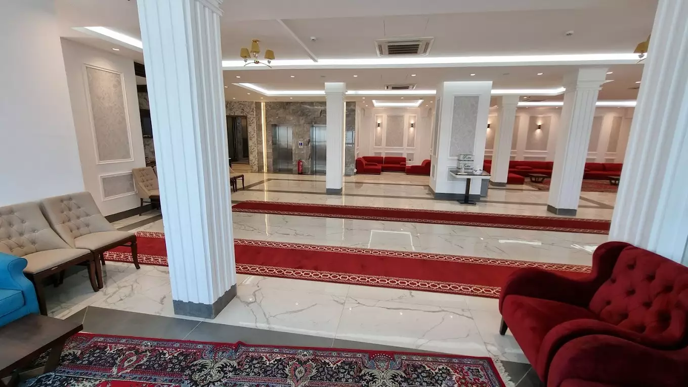 لابی جار الامیر با مبل‌های قرمز و سفید