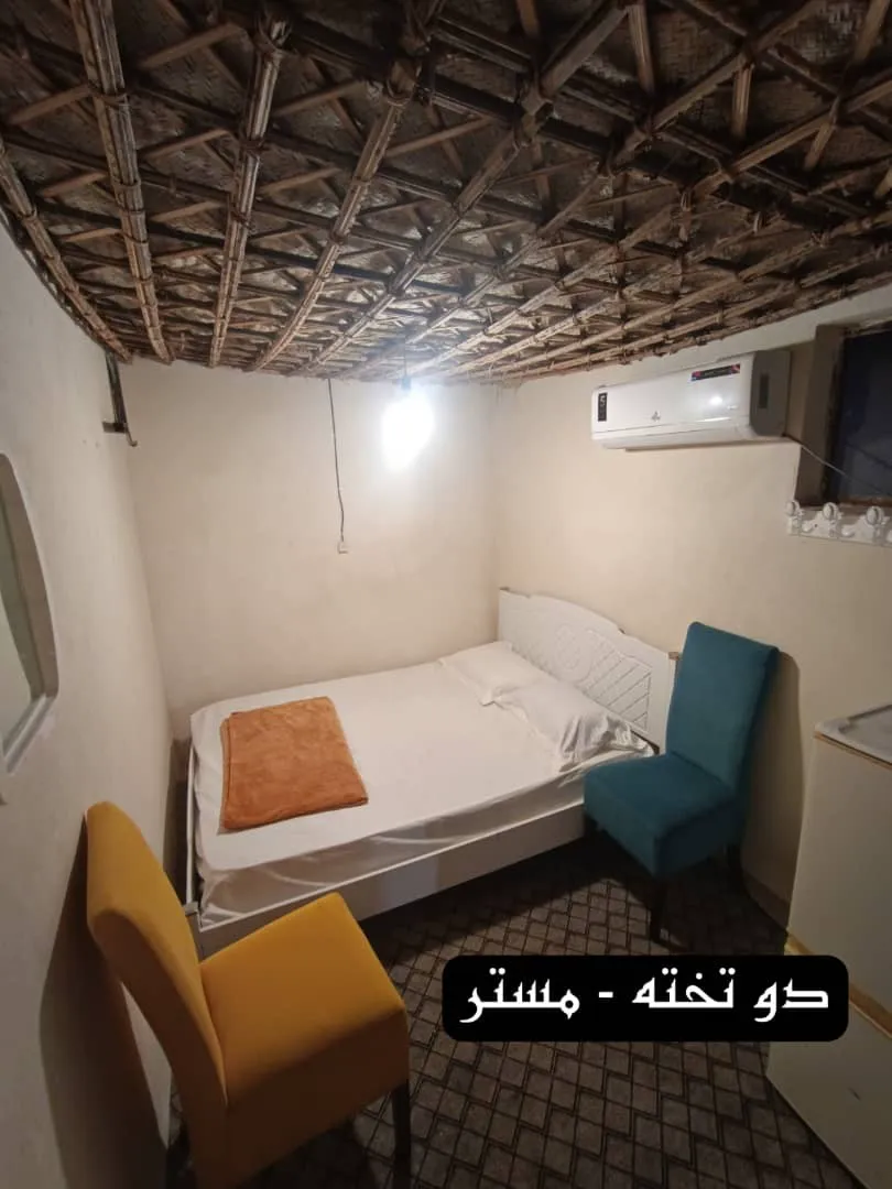 اتاق دو تخته دنج با سقف چوبی