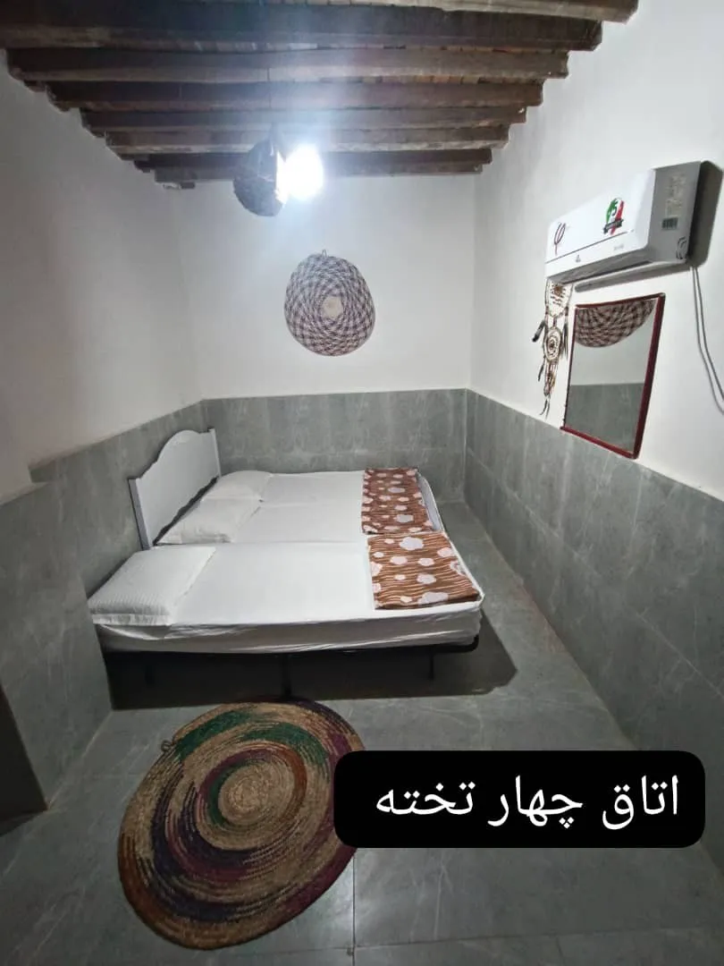 اتاق چهار تخته اقامتگاه دنج با تخت و گلیم