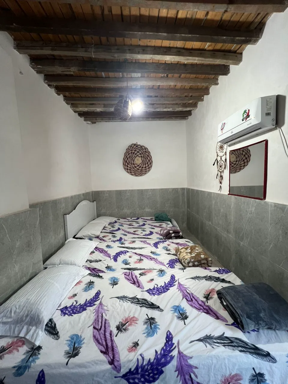اتاق دنج با تخت و روتختی گل‌دار