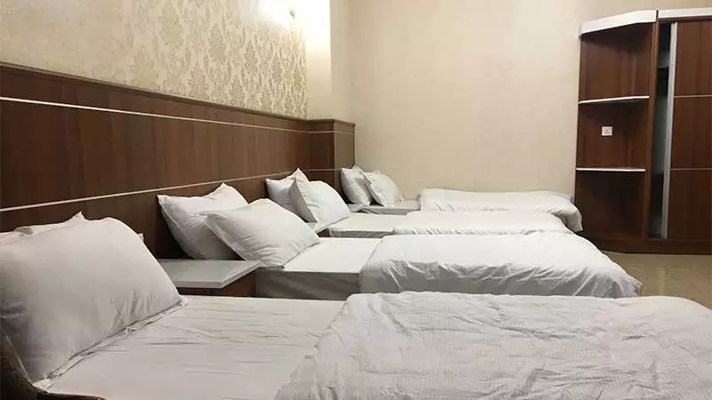 اتاق برج الاماره با چند تخت و کمد چوبی