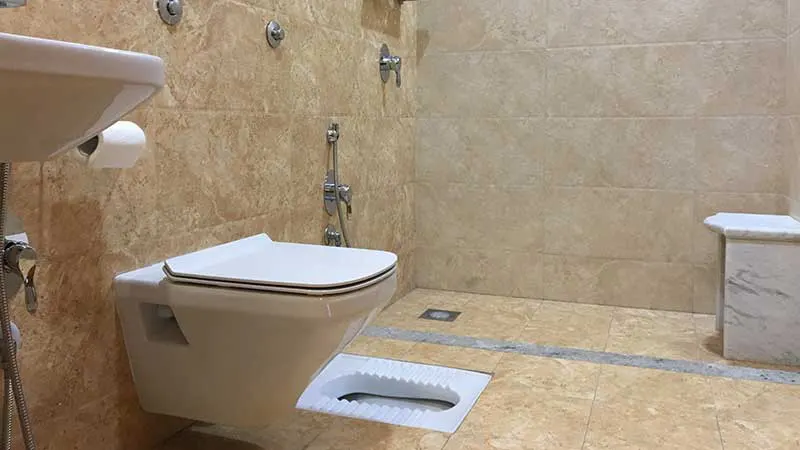 حمام خانه مادری با توالت فرنگی و کف‌شور