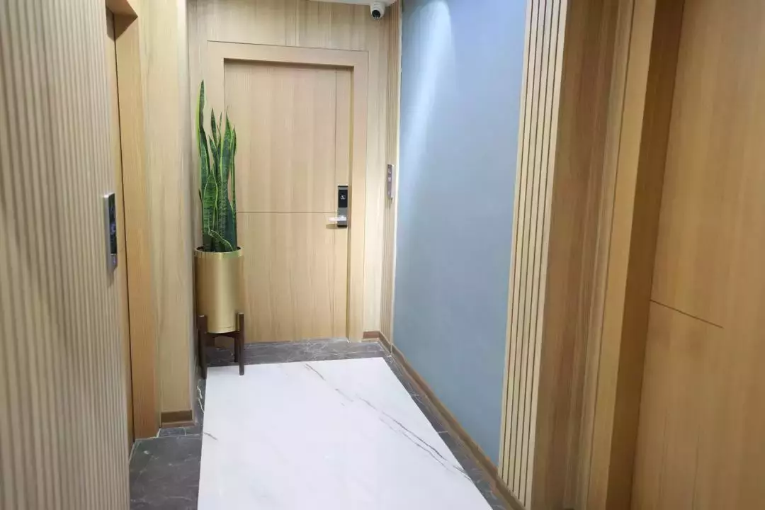 راهروی خانه مادری با در چوبی و گلدان