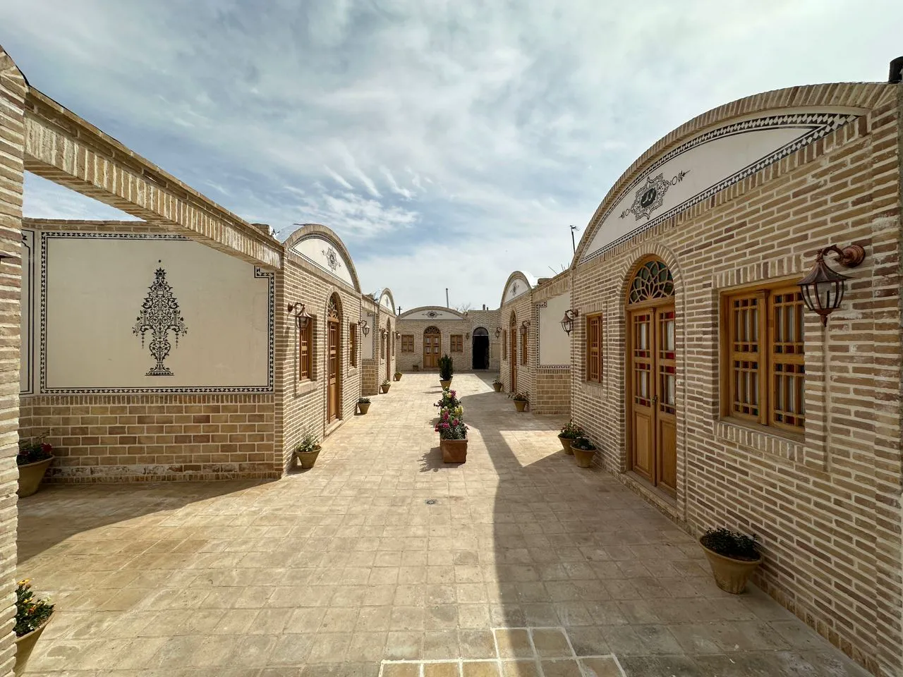 گذرگاه آجری میان اتاق‌های عمارت ایرانی