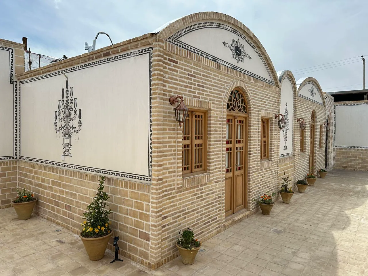نمای ورودی‌های چوبی در حیاط عمارت ایرانی