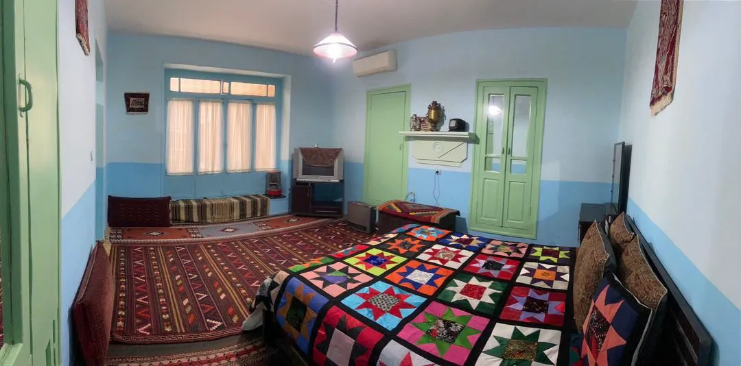 اتاق آشتی کنان با روتختی چهل‌تکه رنگارنگ