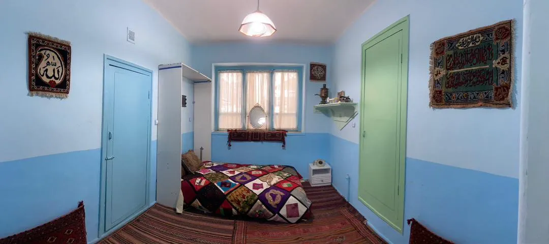 اتاق آشتی کنان با تخت چهل‌تکه و پنجره نورگیر