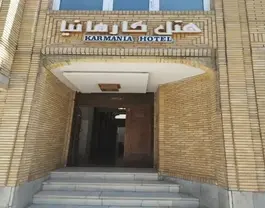 ورودی هتل نصر کارمانیا با نمای آجری