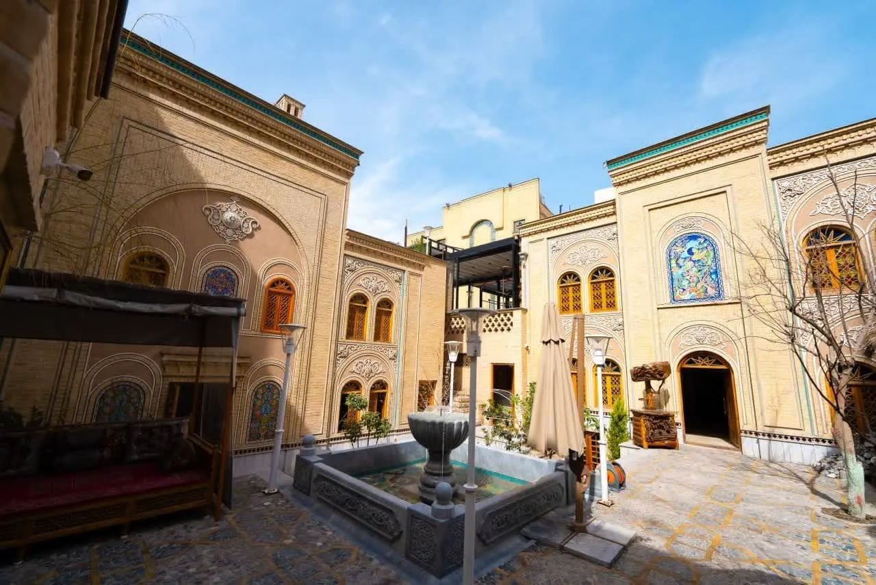 حیاط هتل آب میرزا با حوض مرکزی