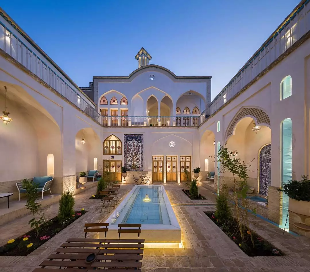 حیاط هتل رزاس با حوض آب و معماری سنتی