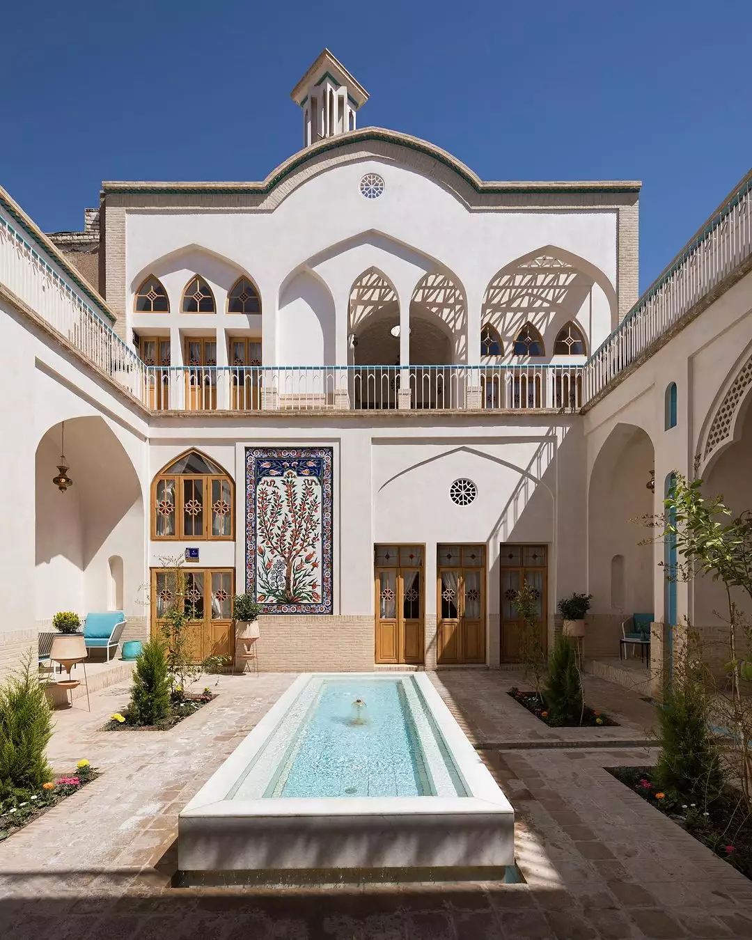 حیاط اقامتگاه رزاس با حوض و نمای سنتی