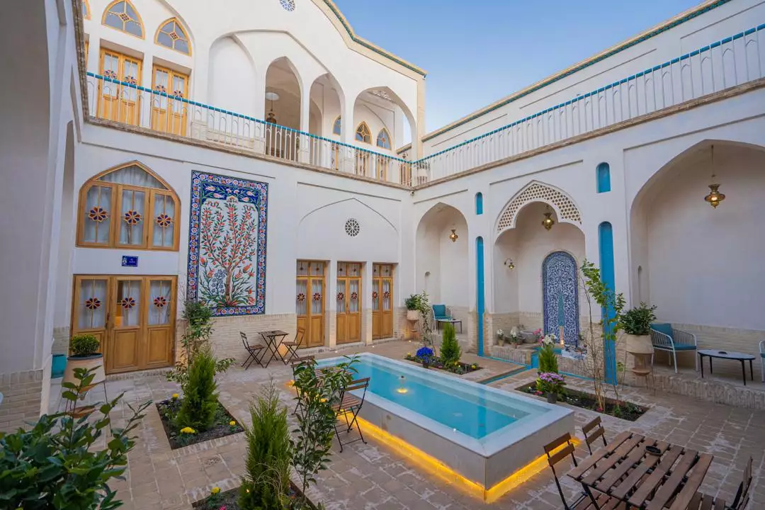 حیاط رزاس با حوض مرکزی و نمای سنتی