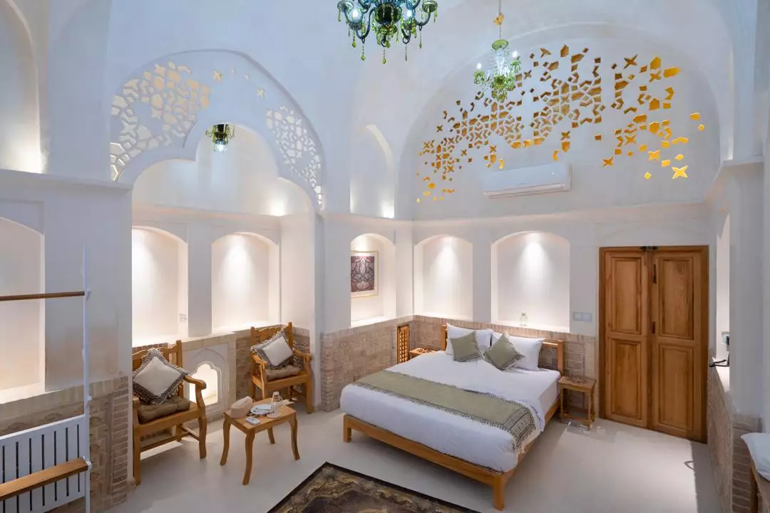 اتاق خواب سنتی رزاس با تخت دونفره و تزئینات گچی