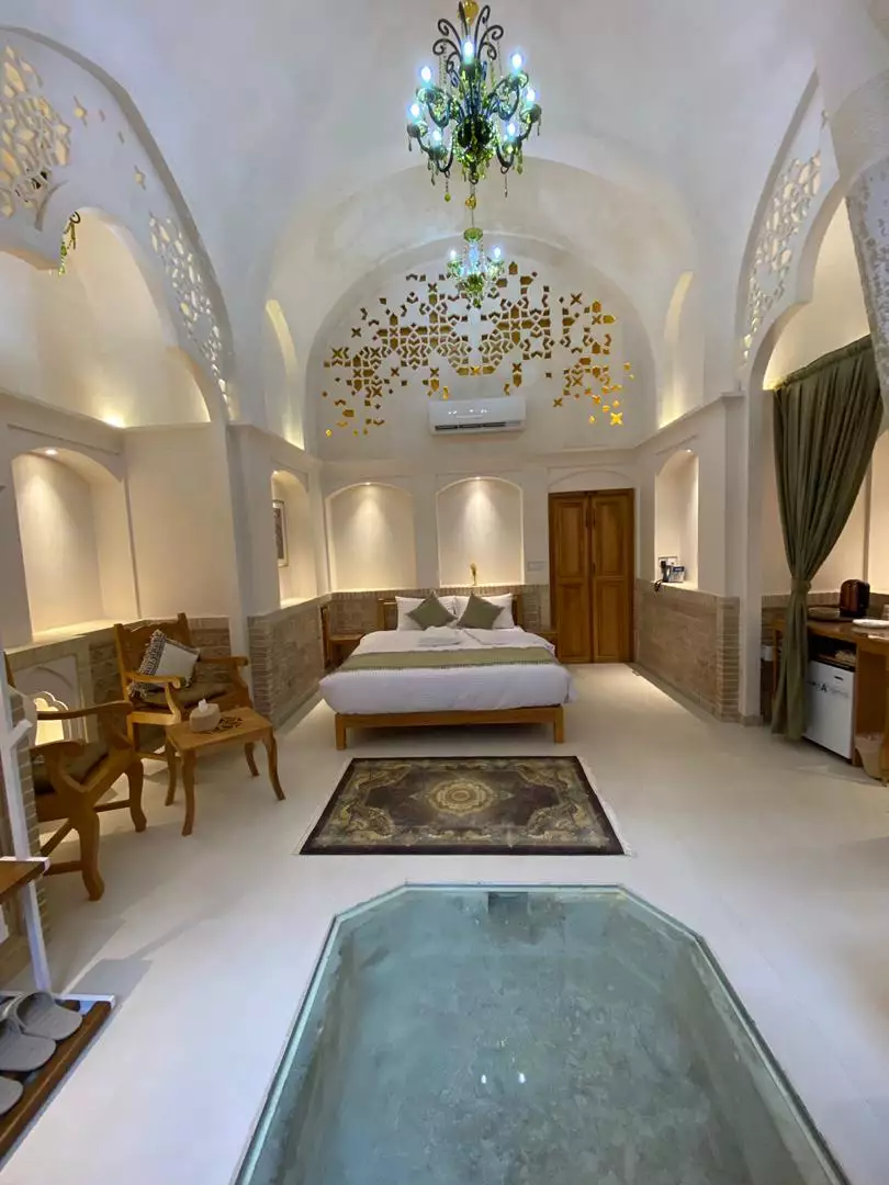 اتاق رزاس با تخت دونفره و حوض در کف
