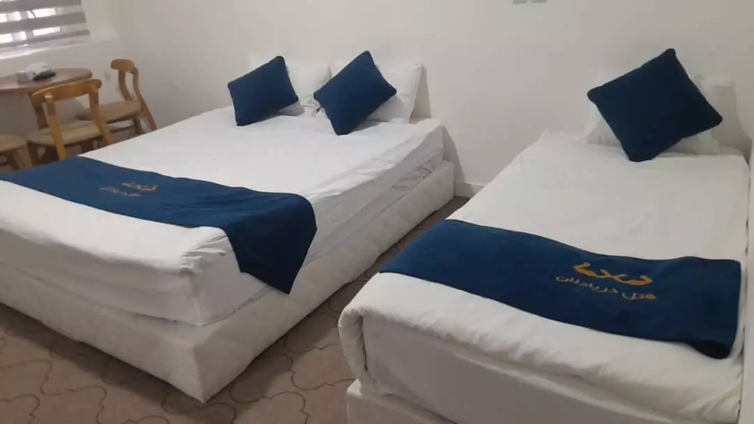 دو تخت یک‌نفره هتل دریادلان با روتختی سفید