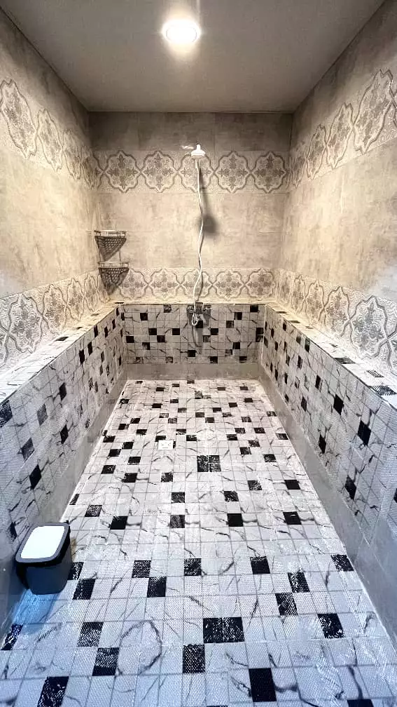 حمام هتل دریادلان با کاشی‌کاری سیاه‌وسفید