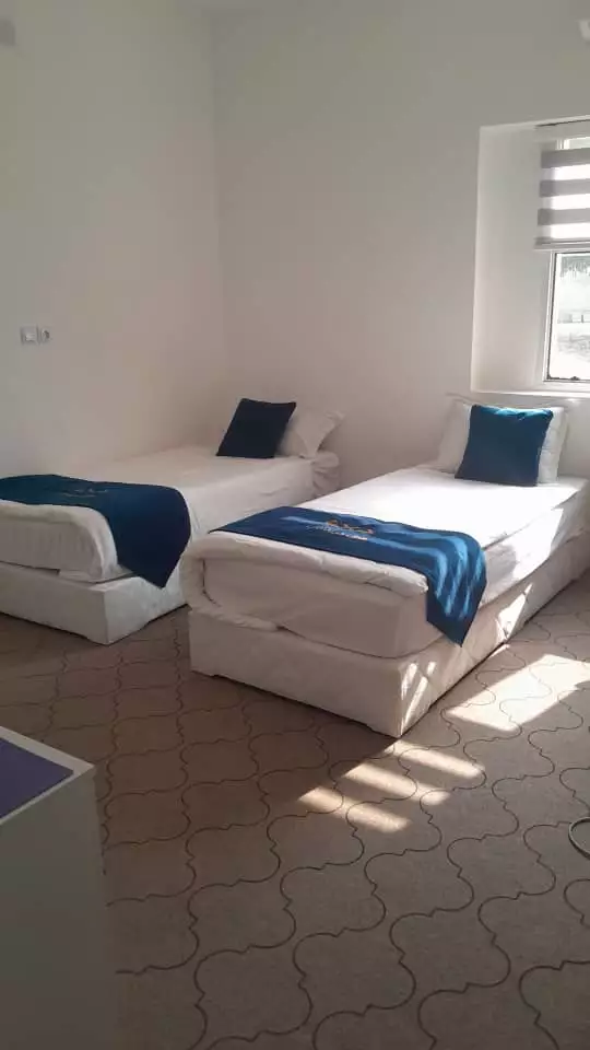 اتاق دوتخته هتل دریادلان با روتختی آبی