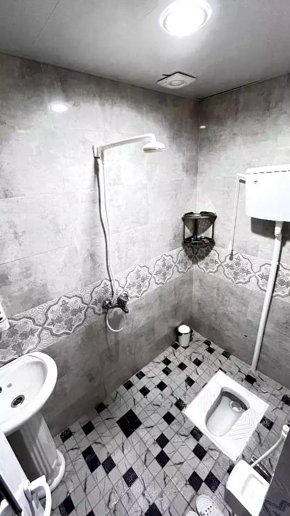 حمام هتل دریادلان با دوش و کاشی‌های طرح‌دار
