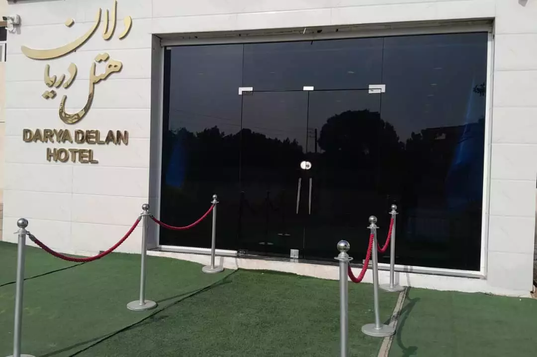 ورودی شیشه‌ای هتل دریادلان