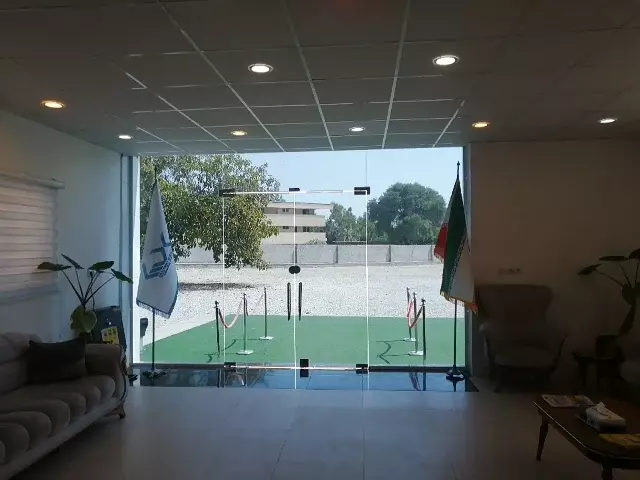 لابی هتل دریادلان با نمای ورودی شیشه‌ای