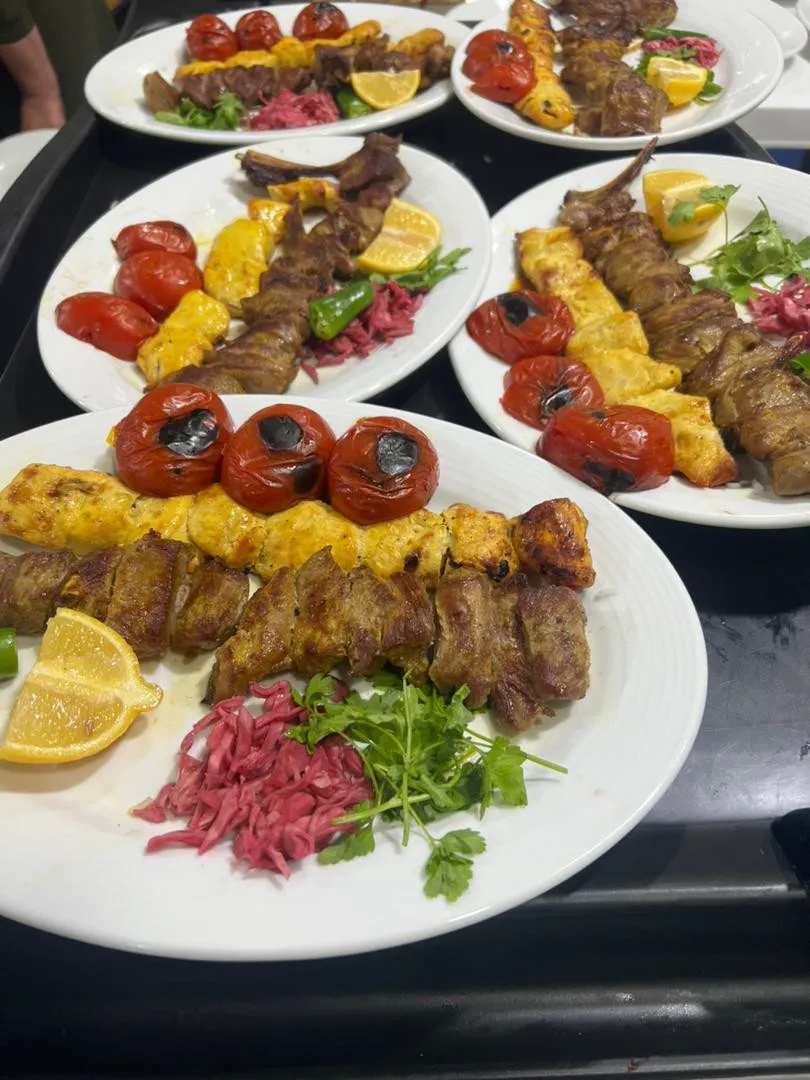 سینی کباب با گوجه کبابی و سبزی هتل سعید