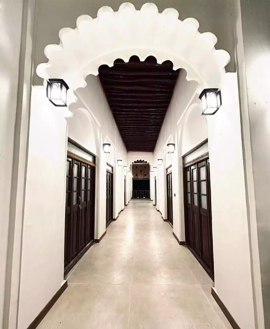 راهروی طاق‌دار عمارت بیلیارد با درهای چوبی
