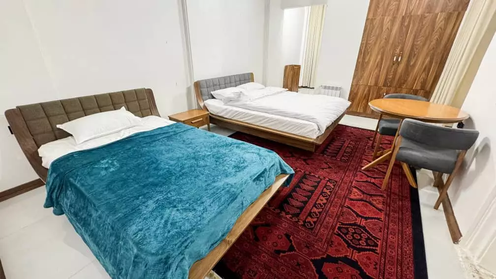 اتاق عمارت بیلیارد با دو تخت و فرش قرمز