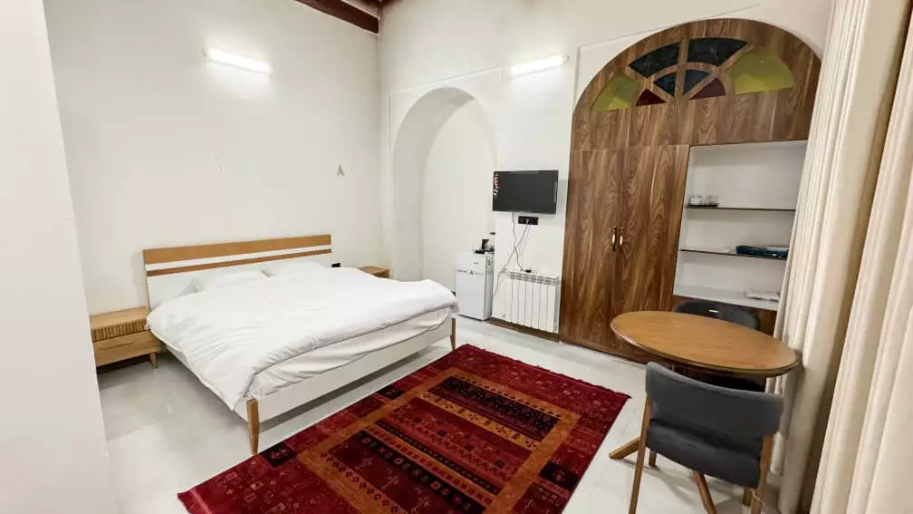 اتاق عمارت بیلیارد با تخت دونفره و فرش قرمز