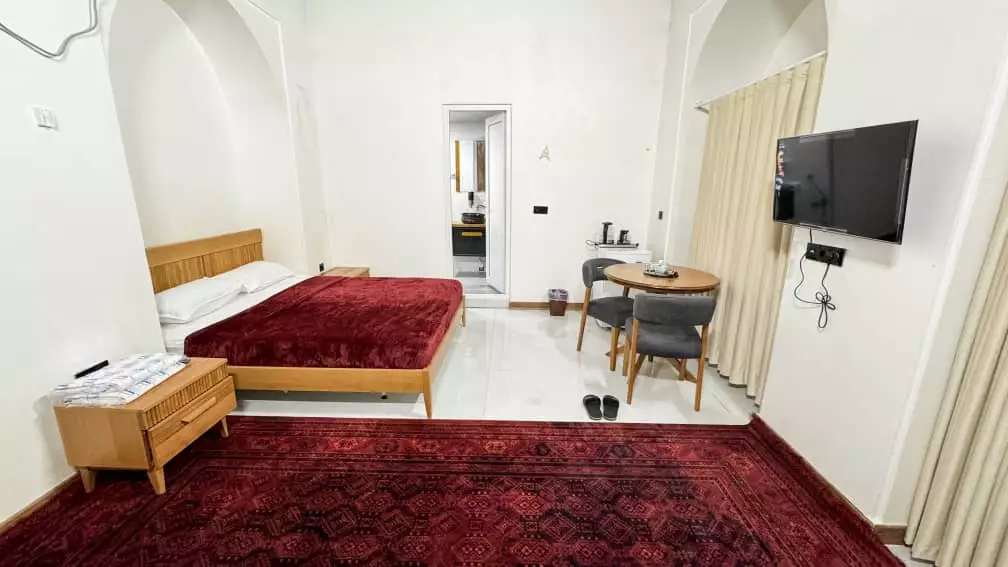 اتاق عمارت بیلیارد با تخت دونفره و فرش قرمز