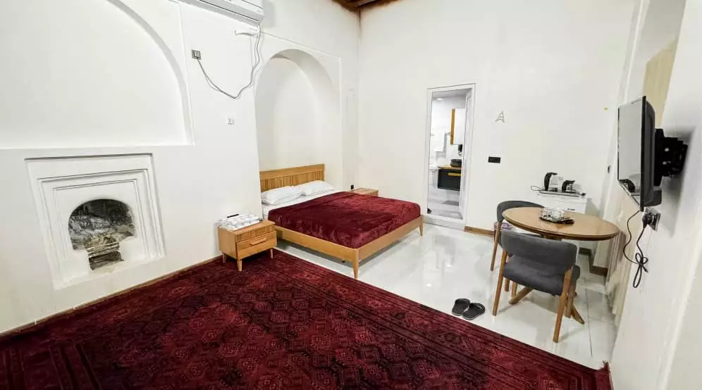 اتاق عمارت بیلیارد با تخت قرمز و شومینه