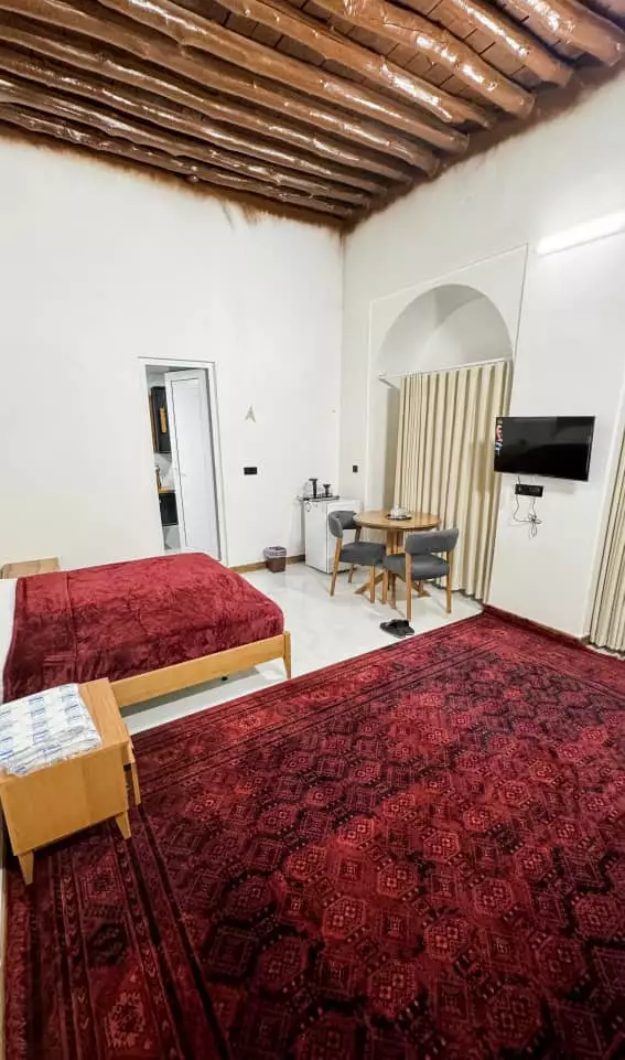 اتاق خواب با سقف چوبی و فرش قرمز عمارت بیلیارد