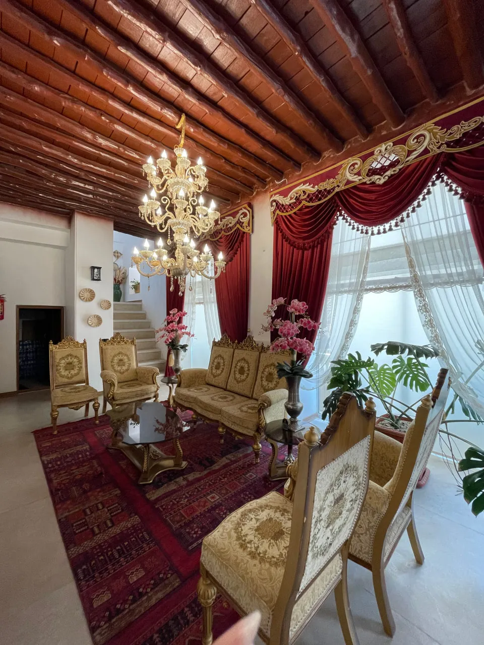 نشیمن عمارت بیلیارد با سقف چوبی و مبلمان کلاسیک