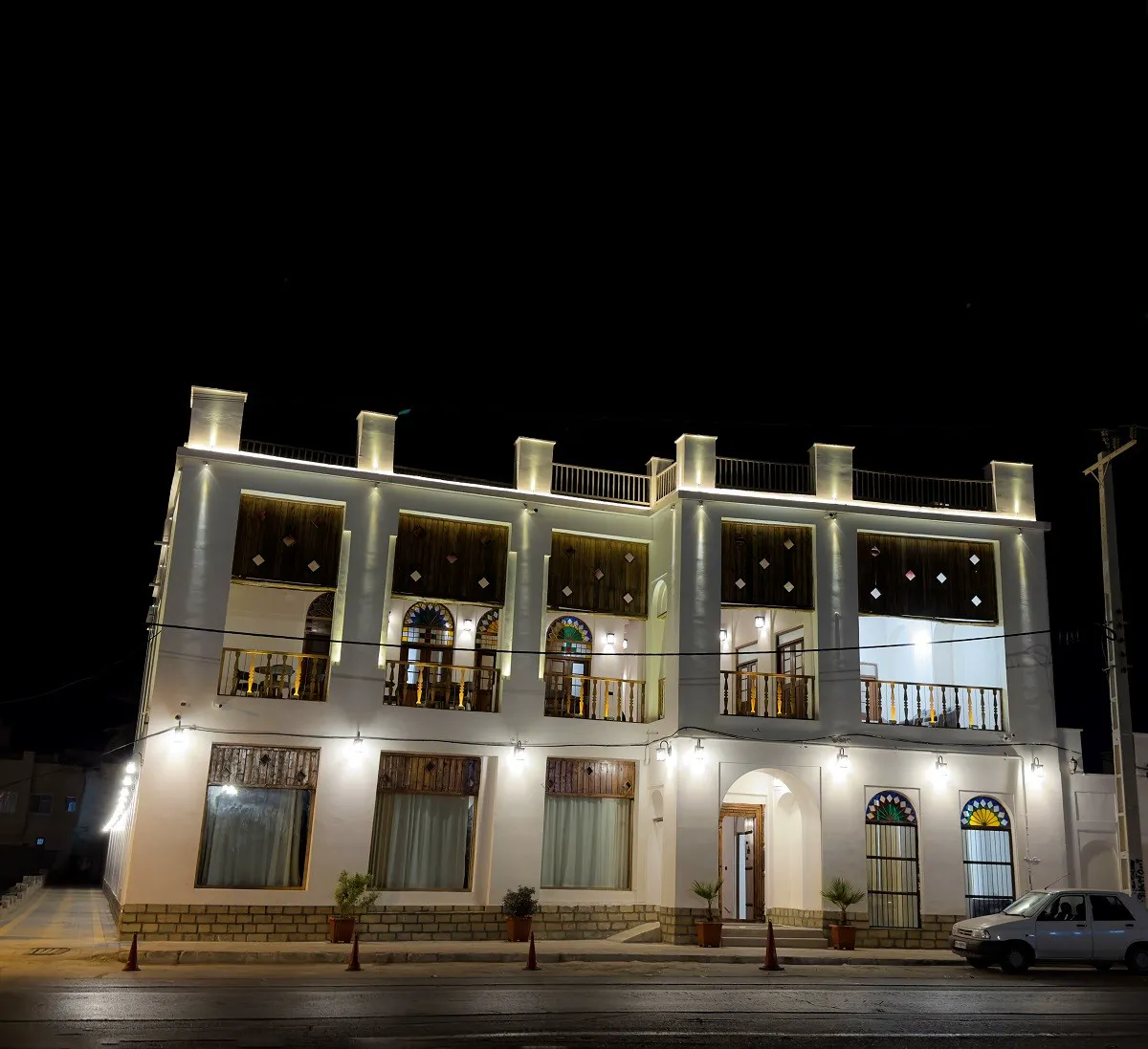 نمای شبانه عمارت بیلیارد با نورپردازی نما