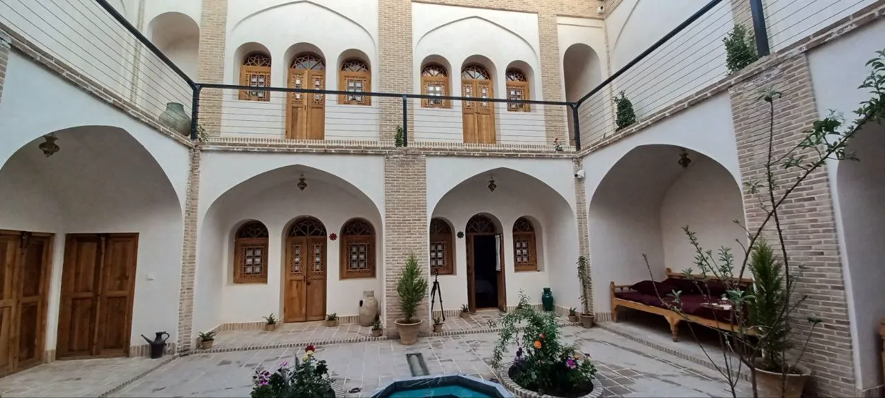حیاط سنتی جهان آرائی با حوض و ایوان‌های قوسی