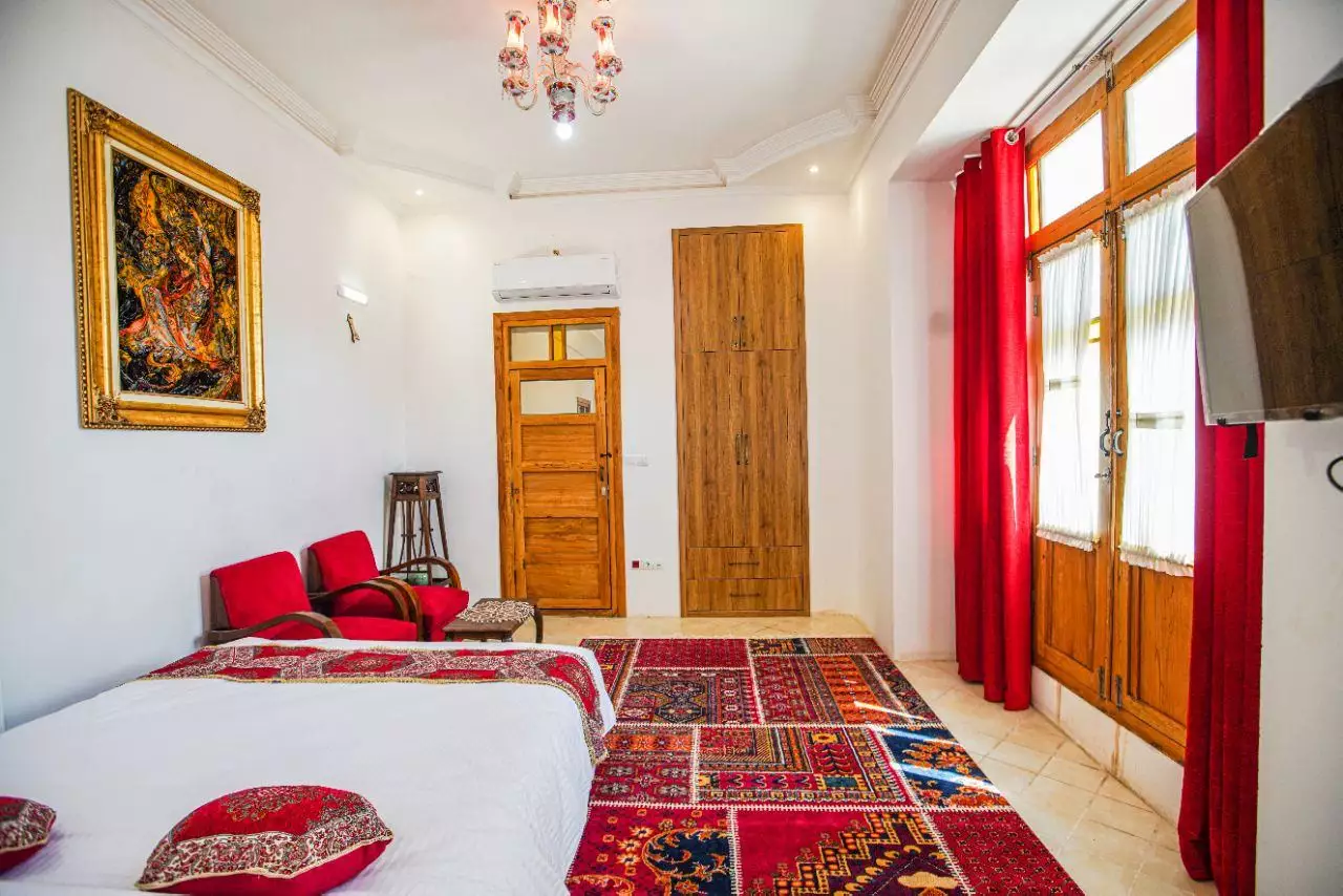 اتاق خواب با تخت و فرش سنتی هتل سه سوک