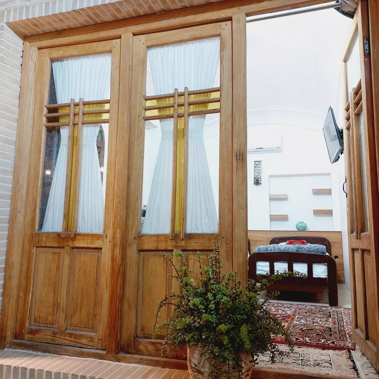 ورودی چوبی اتاق اقامتگاه سه سوک