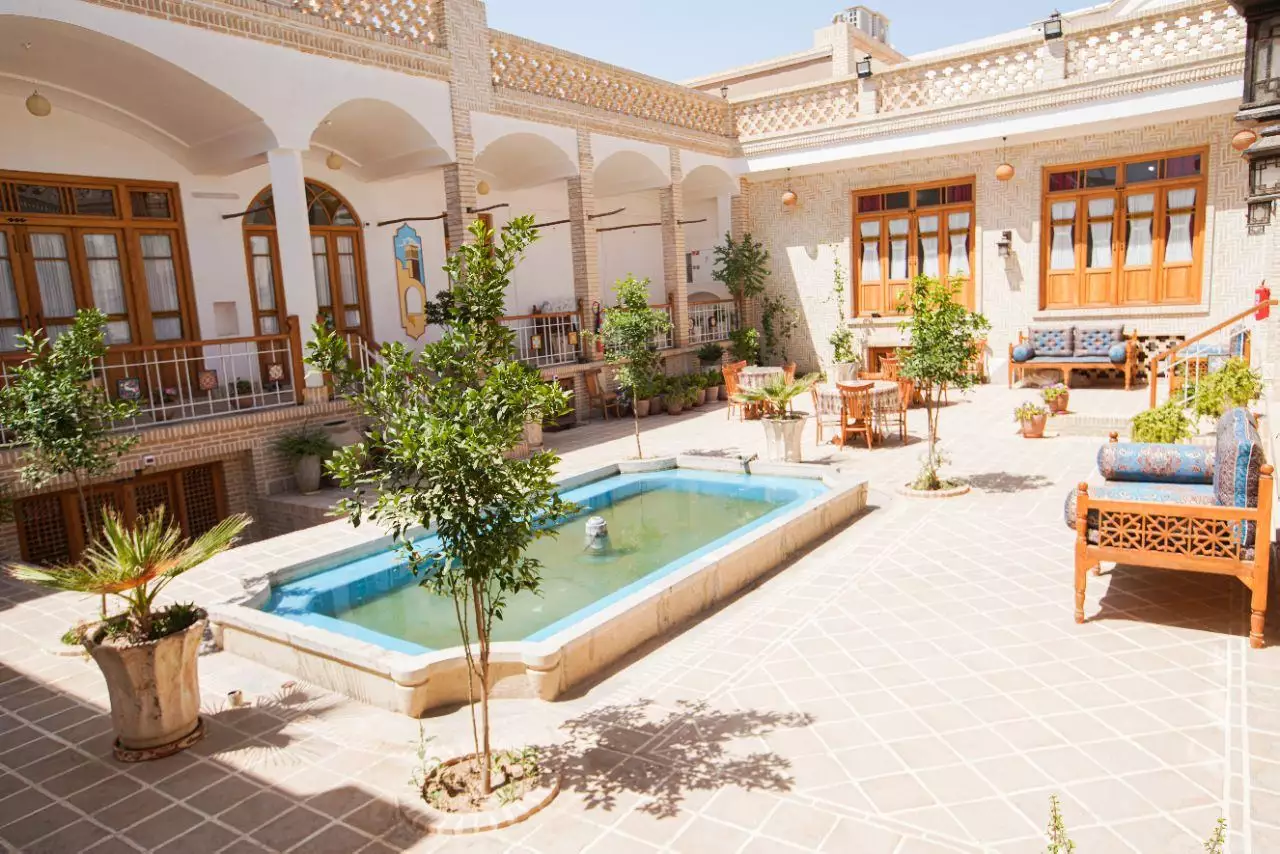 حیاط سنتی هتل سه سوک با حوض مرکزی