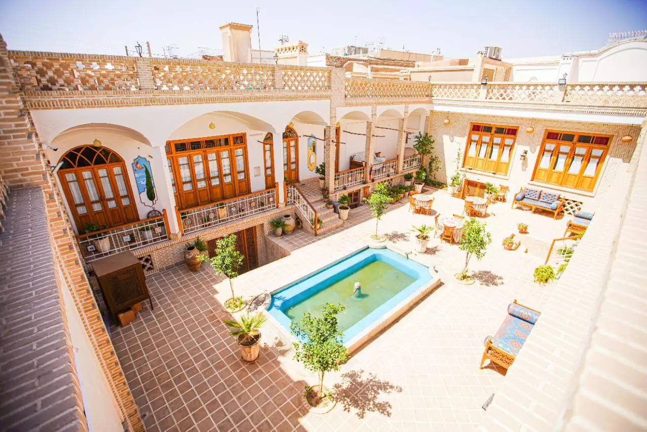 نمای حیاط هتل سه سوک با حوض و ایوان