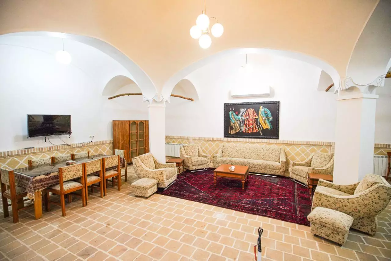نشیمن سنتی سه سوک با فرش و مبلمان