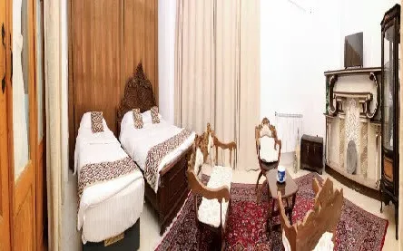 اتاق دو تخته هتل سه سوک با شومینه و مبلمان چوبی
