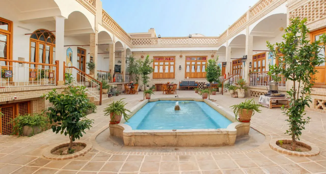 حیاط هتل سه سوک با حوض مرکزی