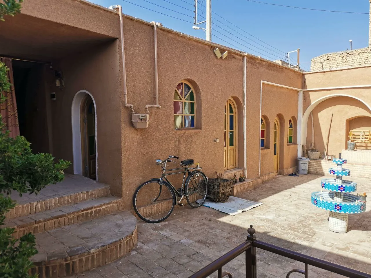 حیاط اقامتگاه دیارنون با دوچرخه و آب‌نما