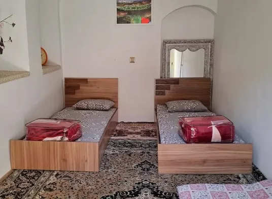 اتاق دو تخته با تخت‌های چوبی در دیارنون