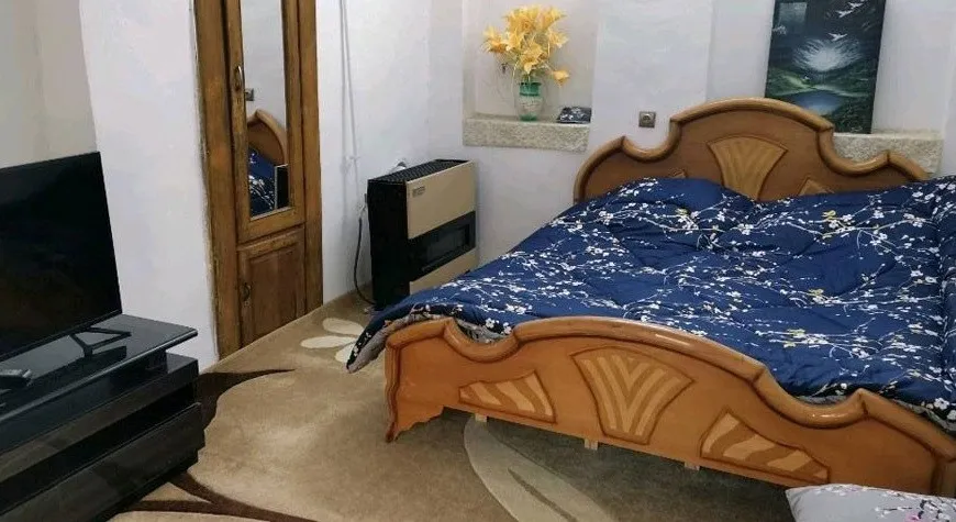 اتاق خواب با تخت چوبی در اقامتگاه دیارنون