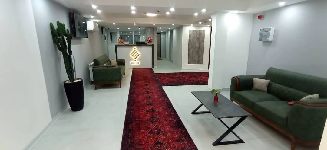 لابی هاستل جهان با مبل‌های سبز و فرش قرمز