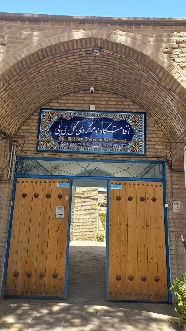 در چوبی ورودی اقامتگاه گل بی بی